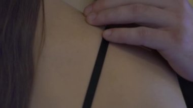 Adam bir kadın büstü sutyen ağır çekimde dokundu