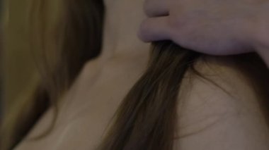 Adam bir kadın Undresses. Cinsel oyunlar. Ağır çekim okşama kadın