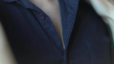 Karısı Unbuttoning gömlek adam ağır çekim