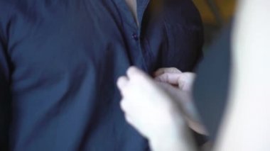 4k karısı unbuttoning gömlek adam