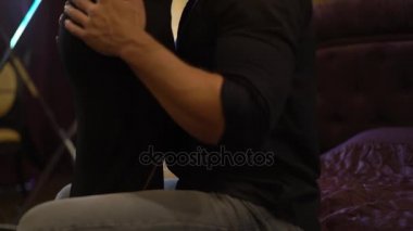 4 k adam bir kadın poposu dokundu 