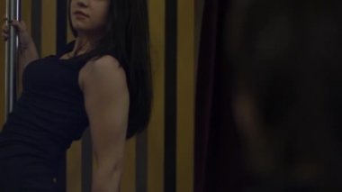 Pole dans kadın yavaş hareket. Erotik dans