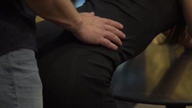 Bir adam seks erotik kızla. Aşıklar. Yetişkin