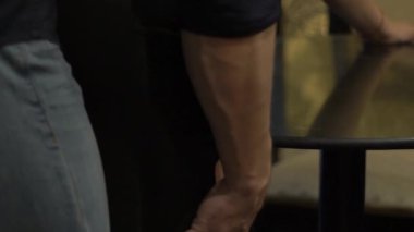 Birkaç Intimal biraz. Adam ve kadın ağır çekim