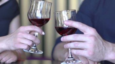 İnsan sesi gözlük ile asma 