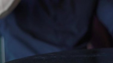 Adam içki viski ağır çekim