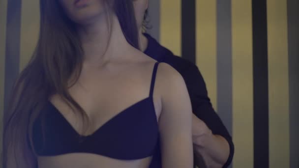 4k man uitkleedt een vrouw. Seksuele spelletjes. Vrouw strelen — Stockvideo