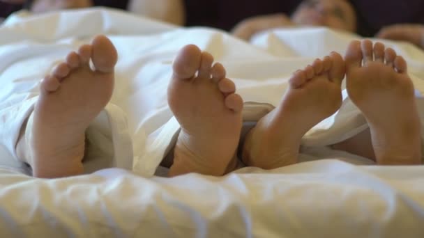 Pareja en la cama primer plano de los pies — Vídeos de Stock