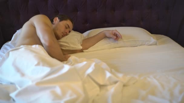 4k fiatal férfi alszik ágyán — Stock videók