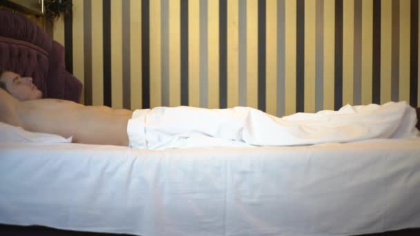 4k junger Mann schläft auf seinem Bett — Stockvideo