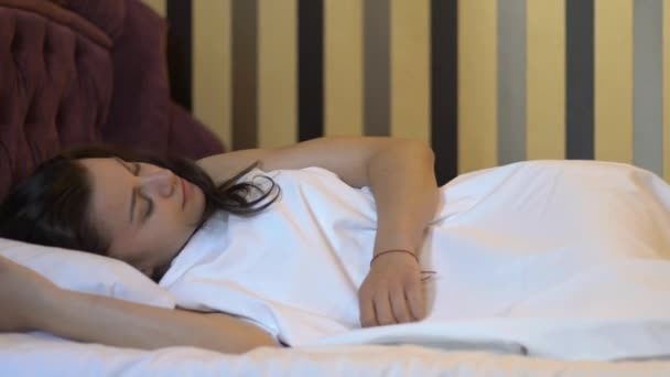 Mädchen wacht im Bett auf — Stockvideo