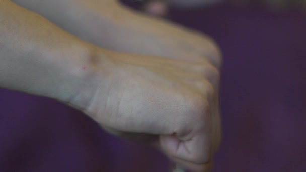 一个男人穿上女人的手铐慢动作 — 图库视频影像