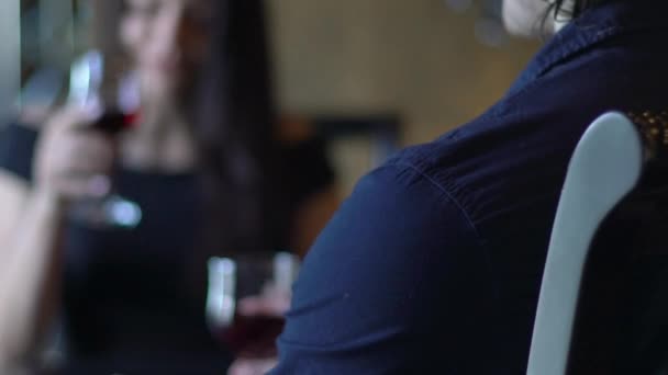 Paar in een restaurant drinken rode wijnstok — Stockvideo