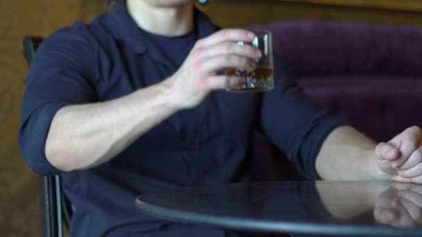 Мужчина пьет виски в баре — стоковое видео