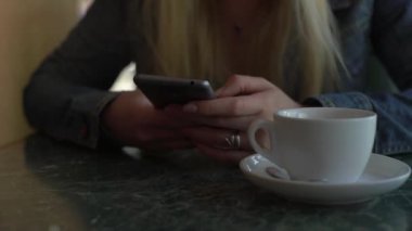 4 k genç, güzel, Cafe oturan Smartphone kullanan kadın 