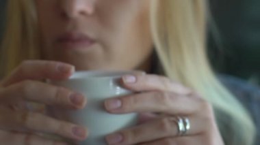 Güzel genç kız içme kahve ağır çekim