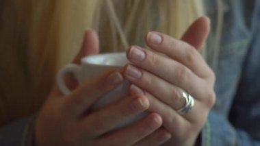 Çay ağır çekim içme Cafe kız