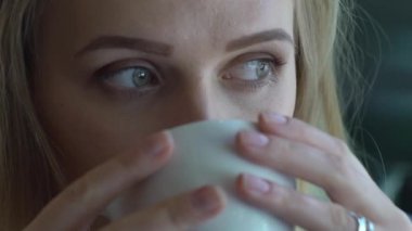 Kahve molası Cafe ağır çekimde çekici kız