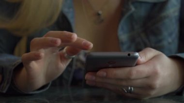 Smartphone telefon Cafe ağır çekimde App kullanan kız