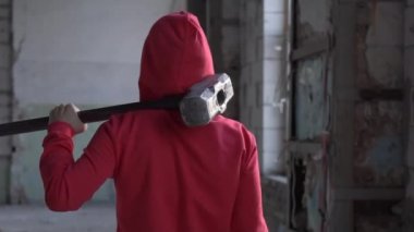 Harabe içinde çekiç ile kız