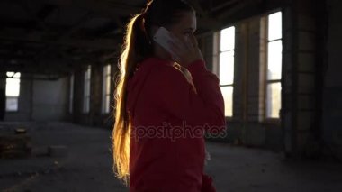 Harabe bir telefon güzel kadın görüşmeler