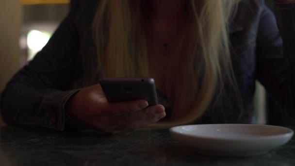 4K une jeune fille boit du café dans un café — Video