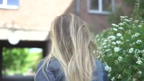 4K Primer plano de la mano de una chica sintiendo hierba — Vídeo de stock