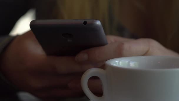 Młode kobiety za pomocą inteligentnego telefonu Tablet komputer na zewnątrz — Wideo stockowe