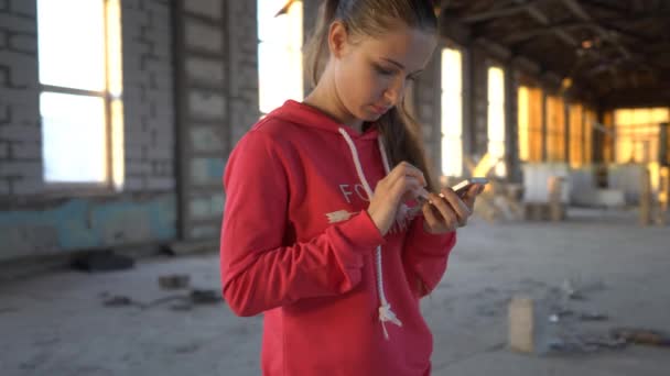 4k menina com o telefone em ruína — Vídeo de Stock