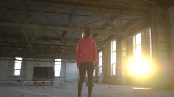 4K fille se retourne contre elle-même désespérément, seul dans une ruine — Video