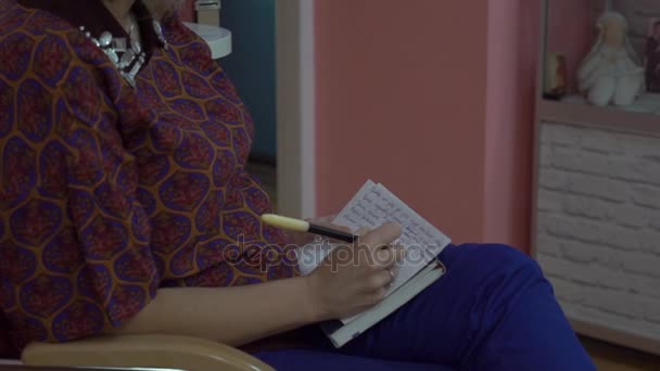 Дівчина пише перо в Блокноті — стокове відео