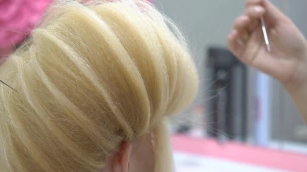 Stylista włosów suszenia długie blond włosy — Wideo stockowe