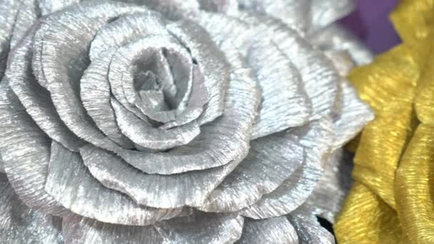 Primer plano de rosas artificiales de cámara lenta — Vídeo de stock