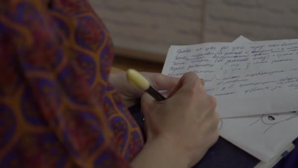 Mão menina escreve uma caneta em um caderno de perto — Vídeo de Stock