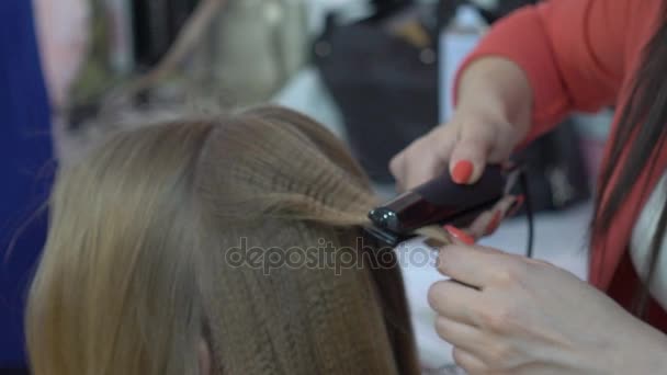 Женщина с длинными волосами в салоне красоты получает воздуходувку — стоковое видео