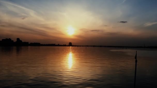 Luftaufnahme Flug über Fluss in dramatischen Sonnenuntergang — Stockvideo