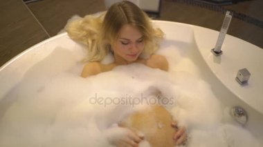 4 k mutlu hamile kadın Banyoda küvet içinde yalan