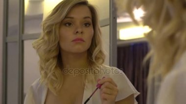 Genç güzel kız makyaj maskara gözleri ağır çekim üzerinde uygulama ile