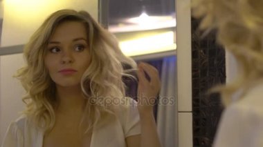 Kız onun saç yavaş hareket düzeltiyor