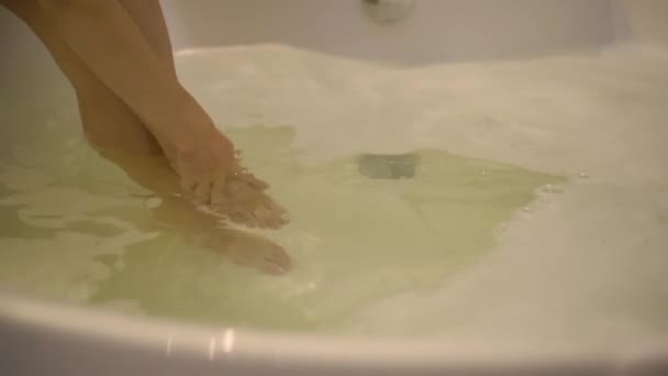 4k weibliche Füße in Badewanne mit Wasser — Stockvideo