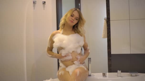 4k The Girl Is Bathed In A Bright Bathroom — Stock Video