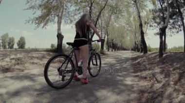 4 k A kadın Bisiklete binmek