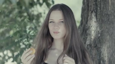 Çekici kız parkta, ağır çekim kamera için flört