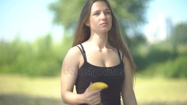 4k spelen met banaan. Schieten een banaan — Stockvideo