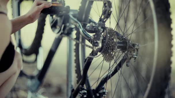 Roda traseira da bicicleta 4K & engrenagem — Vídeo de Stock