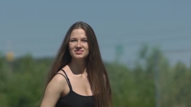 Chica de cámara lenta captura de frisbee — Vídeo de stock