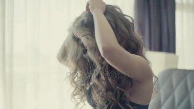 4k onun Boudoir rahatlatıcı iç çamaşırı giyen güzel esmer modeli