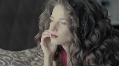 Yatak yavaş genç seksi ve baştan çıkarıcı kadın portresi