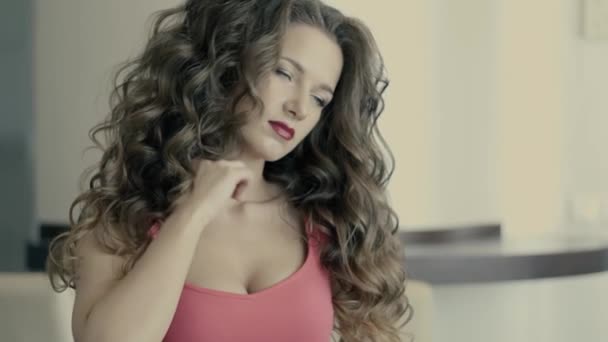 Sexy módní Model žena si hraje s její vlasy Zpomalený pohyb