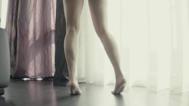 Modèle sexy beau se déplace près de la fenêtre. Fille attrayante danse lent Moti — Video